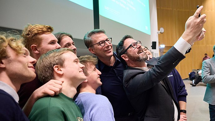 Minister of Science Markus Blume with Prof. Pretschner and the founders of OneTutor.