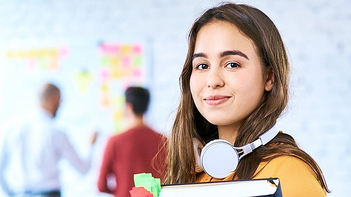 Studentin mit Büchern