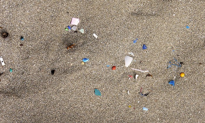 Kunststoffpartikel an einem Strand von Mallorca