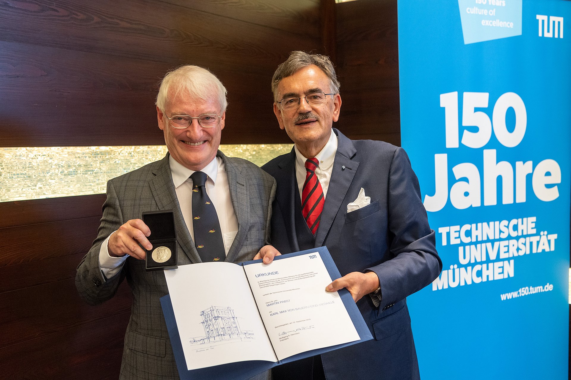 Prof. Dr. Wolfgang A. Herrmann, Präsident der TUM, (r.) verleiht Dr. Martin Pabst die Karl Max von Bauernfeind-Medaille. 