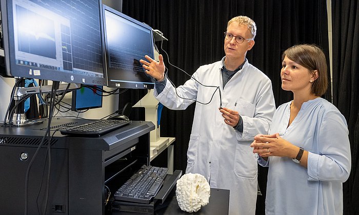 Prof. Simon Jacob (links) und Prof. Julijana Gjorgijeva 