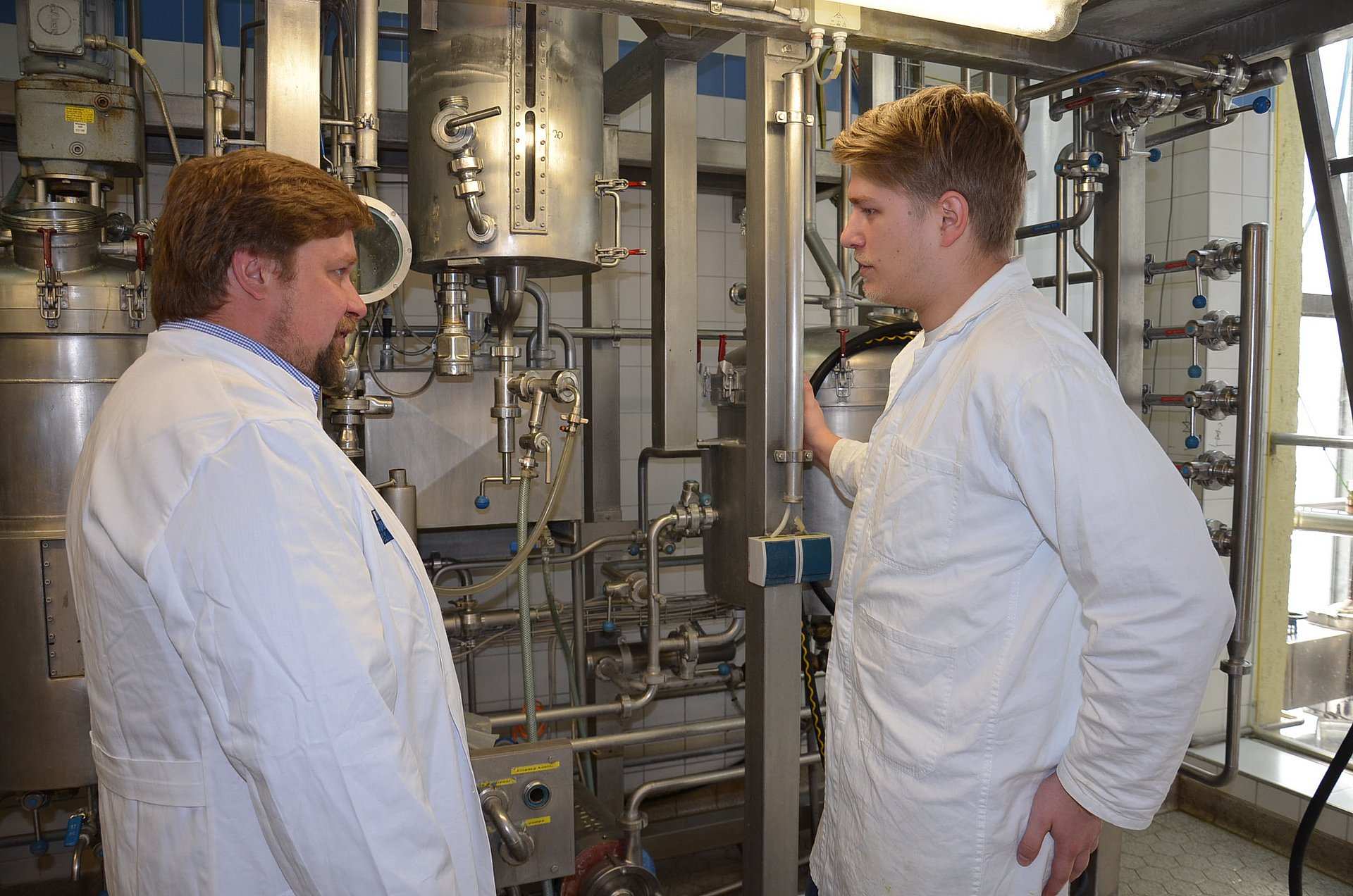 Kontrolle des Läutervorgangs: Dr. Johannes Tippmann und Bachelorstudent Johannes Thalmeier (re.) am Läuterbottich, wo die Bierwürze aus der Maische gewonnen wird.