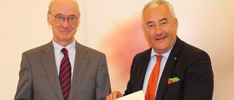 Prof. Winfried Nerdinger (lelft) with Dr. Ludwig Spaenle. (Image: StMBW) Prof. Winfried Nerdinger (left) with Dr. Ludwig Spaenle.