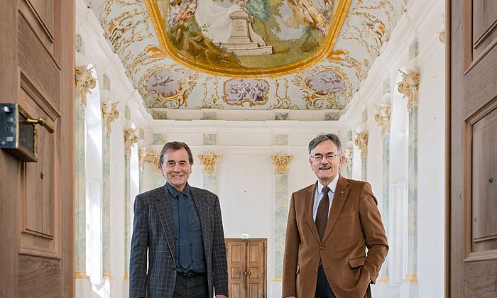 Bürgermeister Hans Steindl mit Burghausens neuem Ehrenbürger Wolfgang A. Herrmann im Festsaal des Klosters Raitenhaslach.