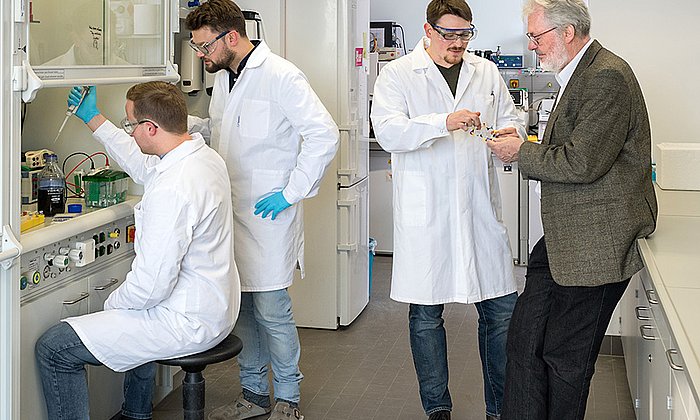 Coauthors Dr. Florian Reichart, Dr. Andreas Räder, Michael Weinmueller and Prof. Horst Kessler (fltr) in the laboratory. (Photo: Uli Benz / TUM)