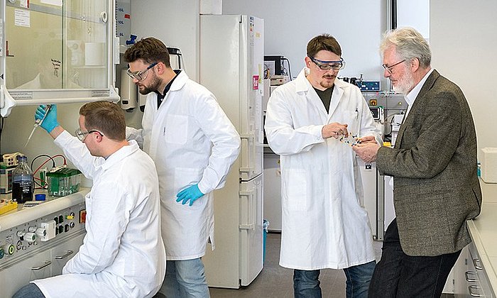 Mitautoren Dr. Florian Reichart, Dr. Andreas Räder, Michael Weinmueller und Prof. Horst Kessler (vlnr) im Garchinger Chemie-Labor. (Foto: Uli Benz / TUM)