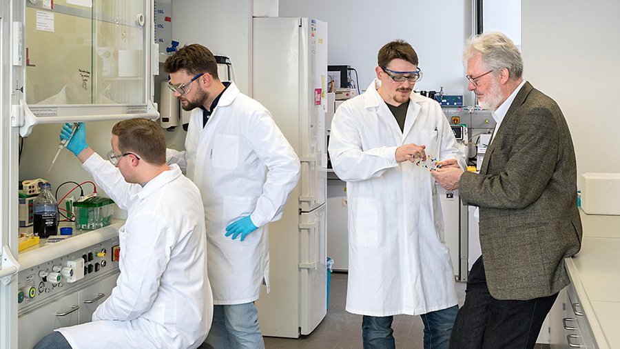 Mitautoren Dr. Florian Reichart, Dr. Andreas Räder, Michael Weinmueller und Prof. Horst Kessler (vlnr) im Garchinger Chemie-Labor. (Foto: Uli Benz / TUM)
