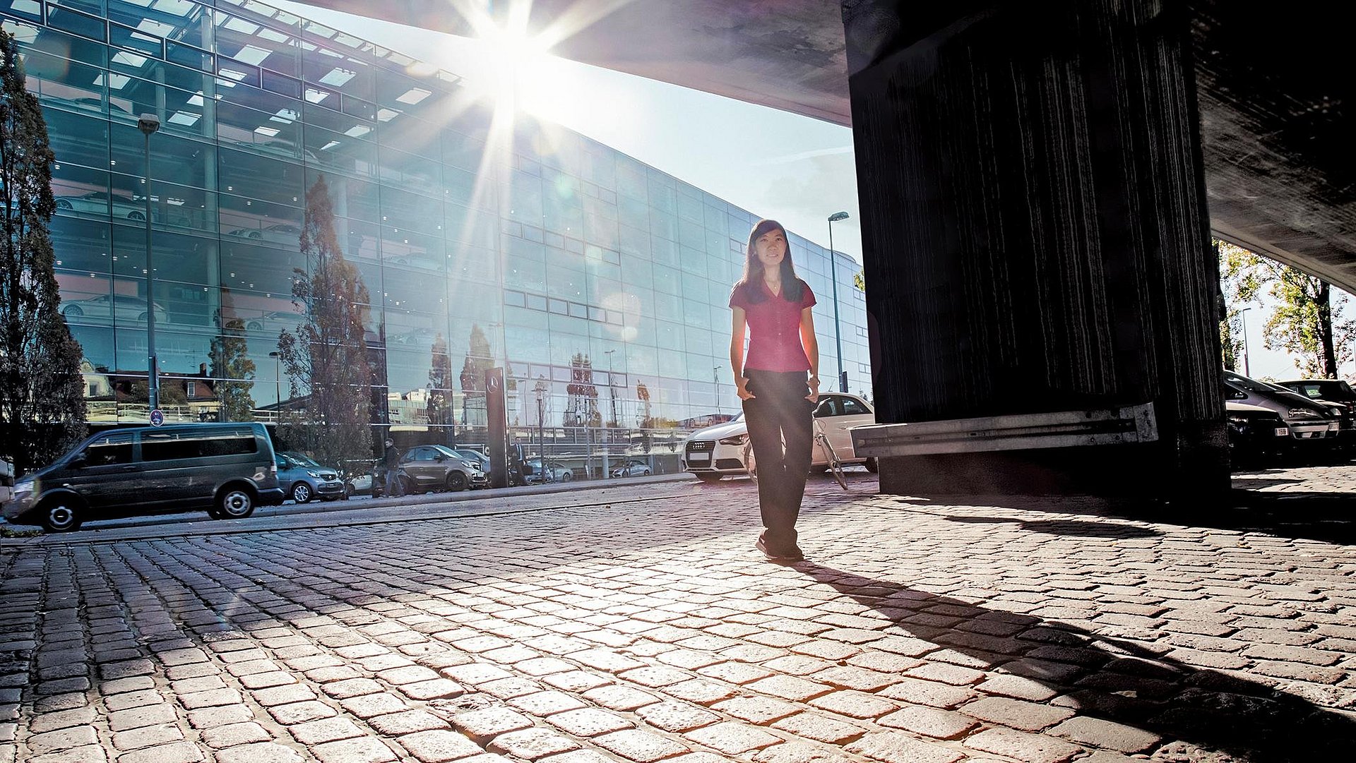 Jia Chen, professor for environmental sensing and modelling, crossing a street in Munich