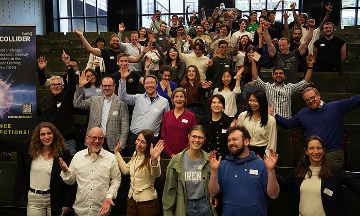 Gruppenfoto der am EuroTeQ Collider 2024 teilnehmende TUM-Studierenden in einem Hörsaal.