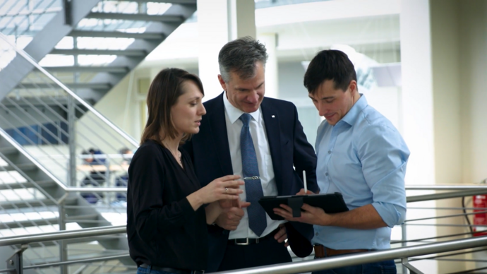 Dr. Alexandra Strasser, Prof. Karsten Stahl und Rudolf Motzet