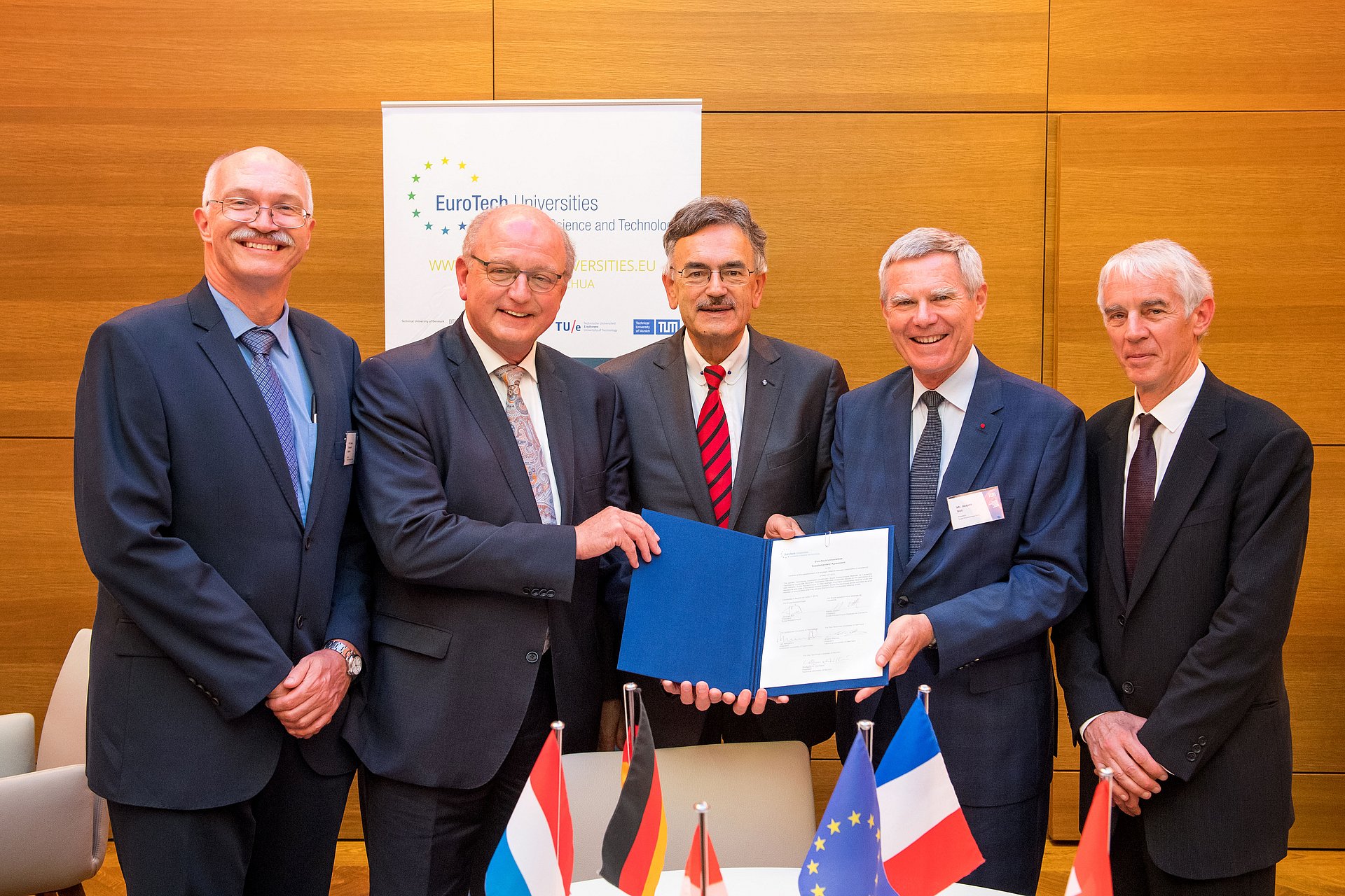 The presidents of the five EuroTech universities after the signing of the contract: Anders Overgaard Bjarklev, Jan Mengelers, Wolfgang A. Herrmann, Jaques Biot, Martin Vetterli (f.l.t.r.) (Picture: Eckert / TUM)