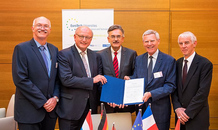 The presidents of the five EuroTech universities after the signing of the contract: Anders Overgaard Bjarklev, Jan Mengelers, Wolfgang A. Herrmann, Jaques Biot, Martin Vetterli (f.l.t.r.) (Picture: Eckert / TUM)