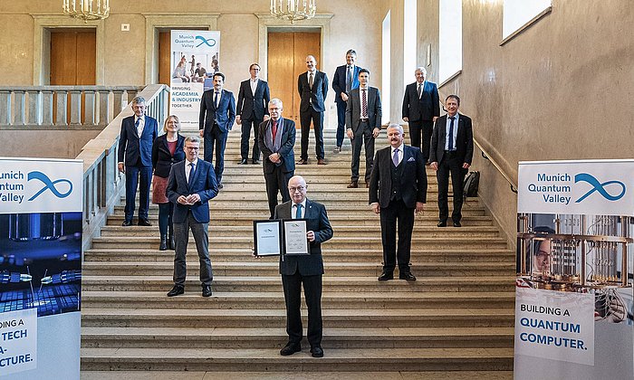 Mit der feierlichen Unterzeichnung der Gründungsurkunde ist das Munich Quantum Valley am Donnerstag nun auch formal als Verein gegründet worden. Gründungspartner des Munich Quantum Valley sind neben der TUM die Ludwig-Maximilians-Universität München (LMU) und die Friedrich-Alexander-Universität Erlangen-Nürnberg (FAU) sowie die Bayerische Akademie der Wissenschaften, das Deutsche Zentrum für Luft- und Raumfahrt, die Fraunhofer Gesellschaft und die Max-Planck-Gesellschaft.