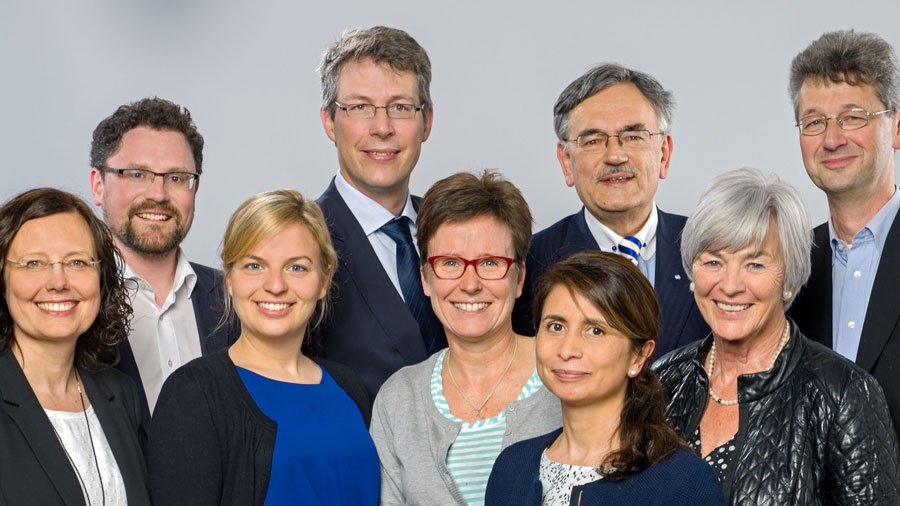 Die künftige Rektorin der HfP, Prof. Eugénia da Conceição-Heldt, (4.v.r.) mit TUM-Präsident Herrmann (3.v.r.), der HfP-Beauftragten Keidel (2.v.r.), HfP-Verwaltungsdirektorin Höfer-Weichselbaumer (l.) und den Mitgliedern des Reformbeirats. (Bild: He Die künftige Rektorin der HfP, Prof. Eugénia da Conceição-Heldt, mit TUM-Präsident Herrmann, der HfP-Beauftragten Keidel, HfP-Verwaltungsdirektorin Höfer-Weichselbaumer und den Mitgliedern des Reformbeirats.