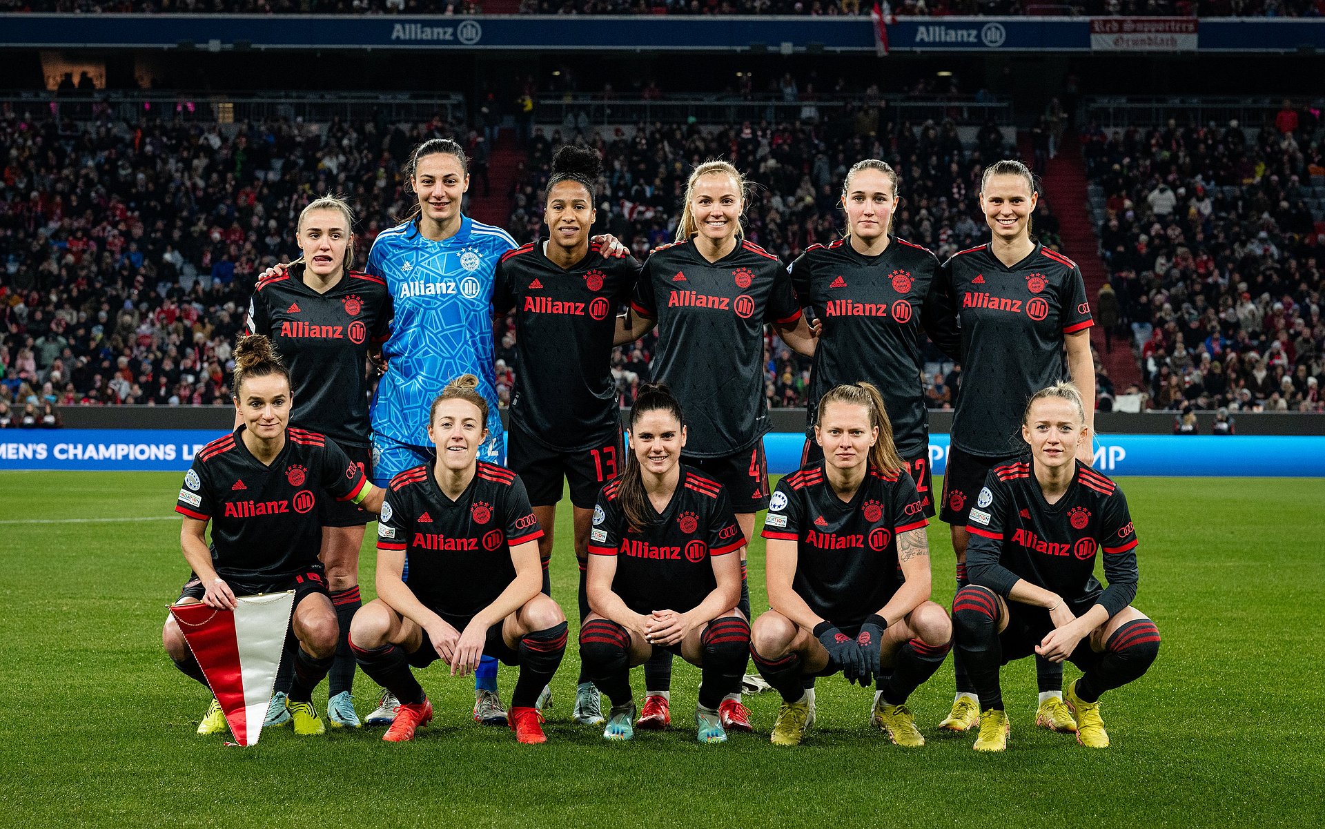 Gruppenbild der ersten Mannschaft der Fußballerinnen des FC Bayern München.