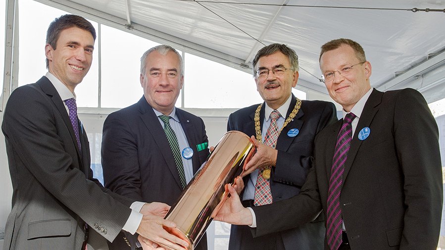 Grundsteinlegung für den Forschungsneubau des Bayerischen NMR-Zentrums: PStS Stefan Müller (BMBF), Wissenschaftsminister Dr. Ludwig Spaenle, TUM-Präsident Prof. W.A. Herrmann, Prof. Michael Sattler, Leiter des BNMRZ (vlnr) - Foto: Andreas Heddergott / TUM