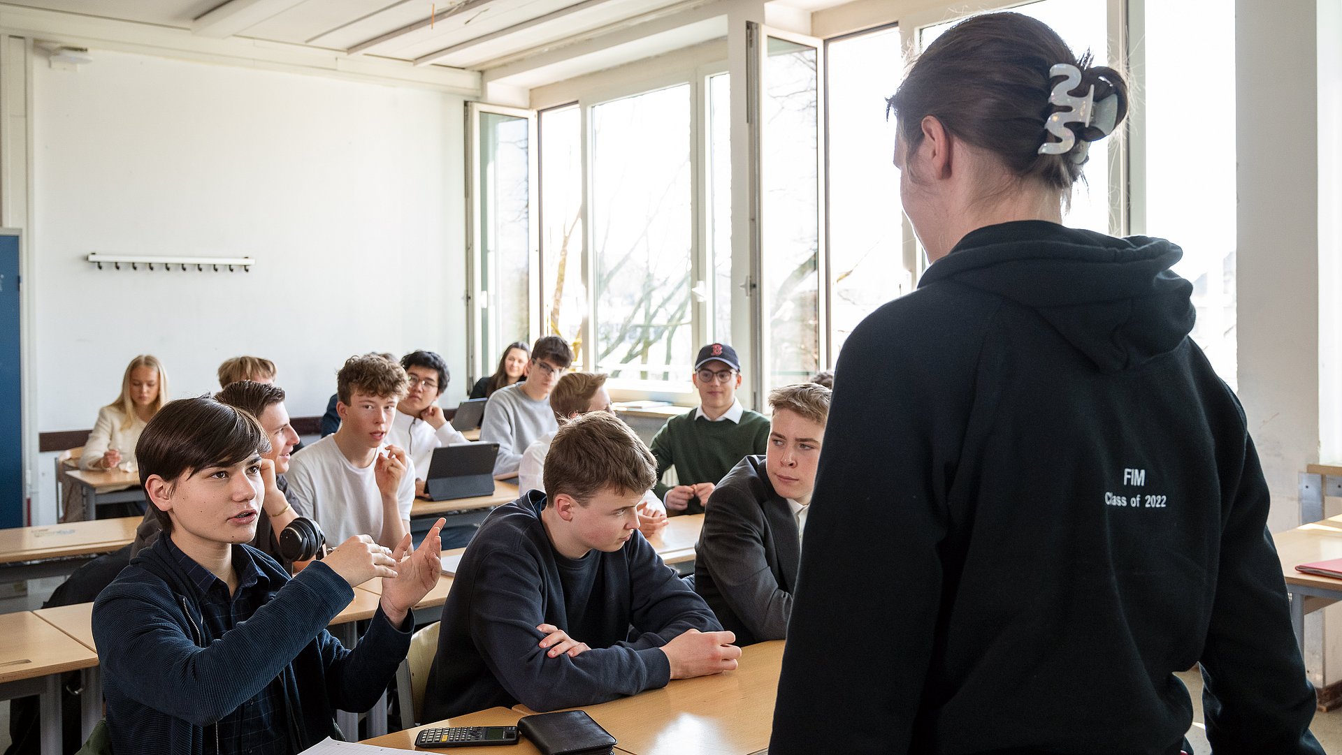 Studierende vermitteln Finanzwissen an Schulen