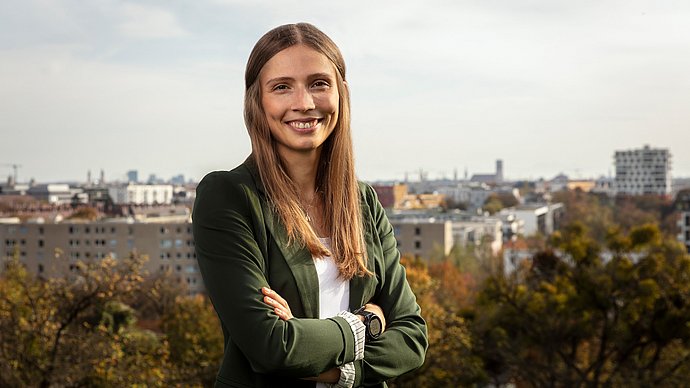 Doktorandin an der TUM Sophie Arzberger betreut knapp 100 Klimastationen im Münchner Stadtgebiet.