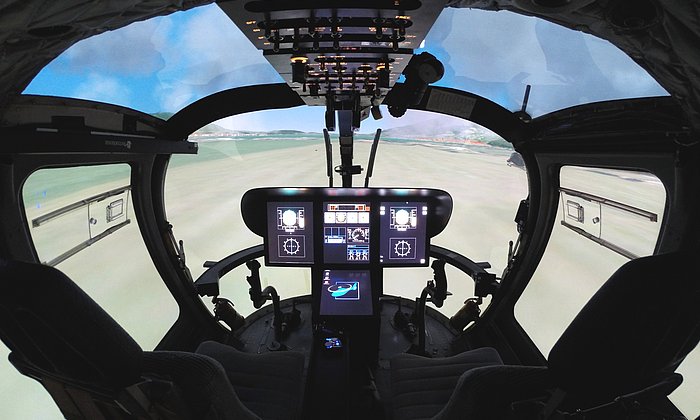Im Forschungs-Simulator am Lehrstuhl für Hubschraubertechnologie der TUM untersuchen die Wissenschaftler, wie Augmented Reality die Leistung von Piloten steigert.