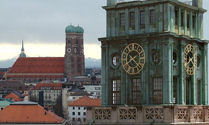 Der Uhrenturm der TUM vor der Münchner Altstadt