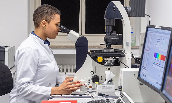 Wissenschaftlerin am Mikroskop im Labor. 