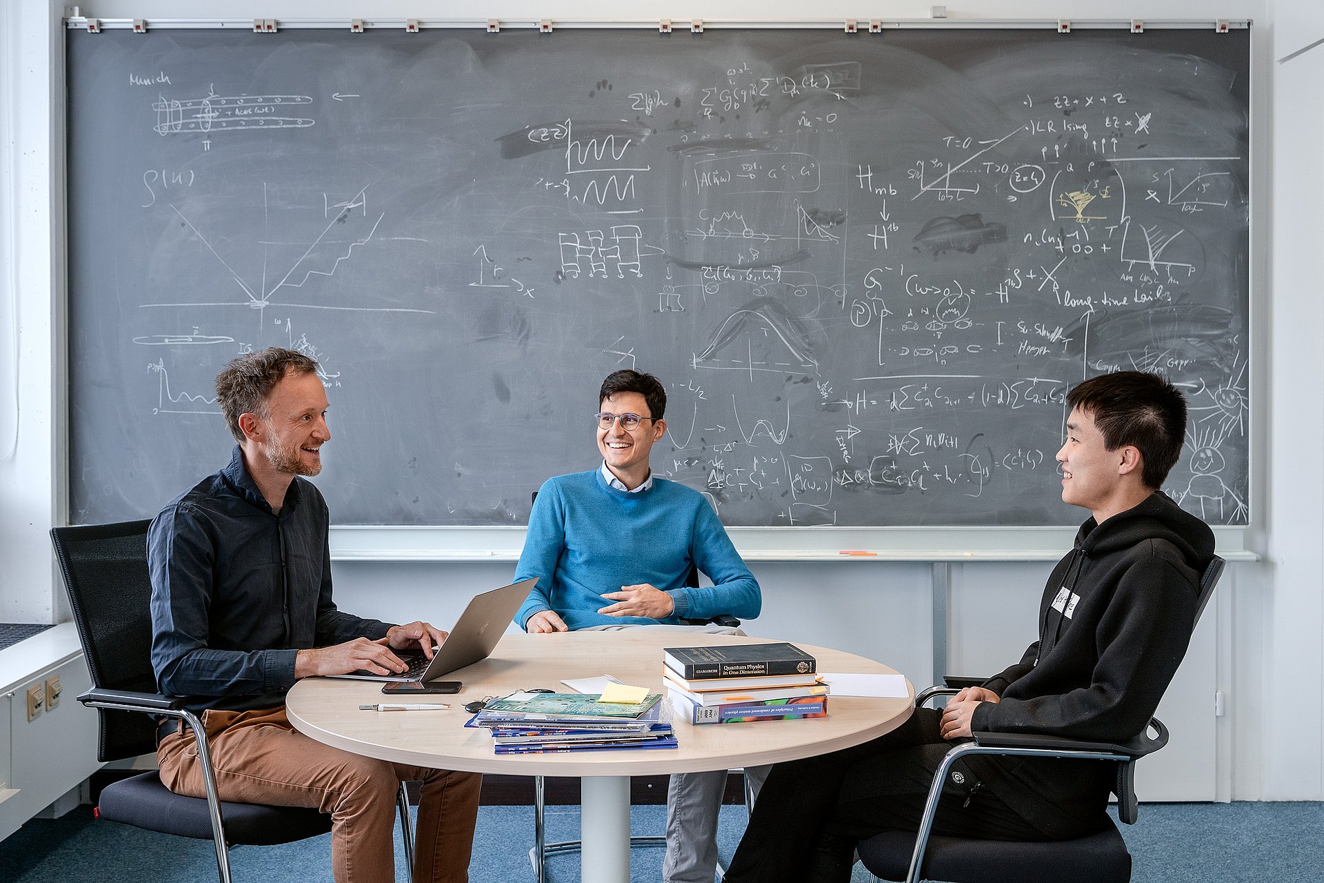 Die Co-Autoren Prof. Frank Pollmann, Prof. Michael Knap und Yujie Liu im Physik-Department auf dem Forschungscampus Garching der Technischen Universität München