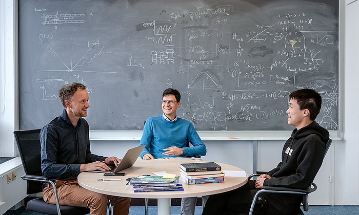 Die Co-Autoren Prof. Frank Pollmann, Prof. Michael Knap und Yujie Liu im Physik-Department auf dem Forschungscampus Garching der Technischen Universität München