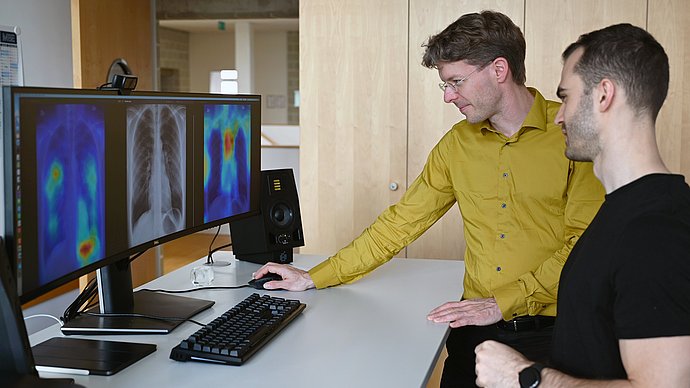 PD Dr. Tobias Lasser Saliency Maps PD Dr. Tobias Lasser und Alessandro Wollek vergleichen eine TMME Saliency Map mit einer GradCAM Saliency Map.