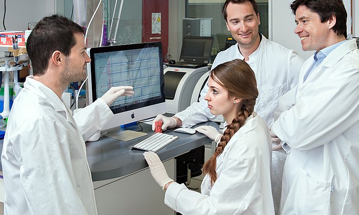 (l-r) Thomas Gerling, Andrea Neuner, Klaus Wagenbauer, und Prof. Hendrik Dietz. (Bild: U. Benz / TUM)