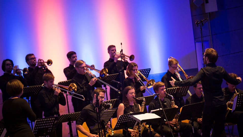 Die TUM JazzBand bereichert das kulturelle Leben an ihrer Alma Mater. (Foto: Paulina Vogelgsang) Die TUM JazzBand bereichert das kulturelle Leben an ihrer Alma Mater. (Foto: Paulina Vogelgsang)