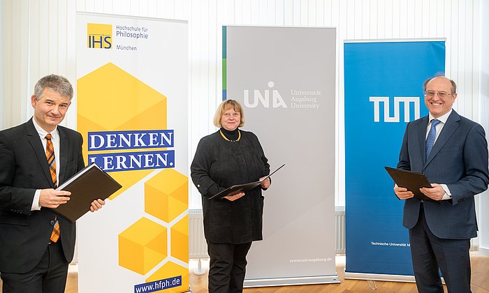 The President of the School of Philosophy Prof. Dr. Dr. Johannes Wallacher, the President of the University of Augsburg Prof. Dr. Sabine Doering-Manteuffel and the Vice-President of TUM Gerhard Kramer shortly after the signing of the cooperation agreement