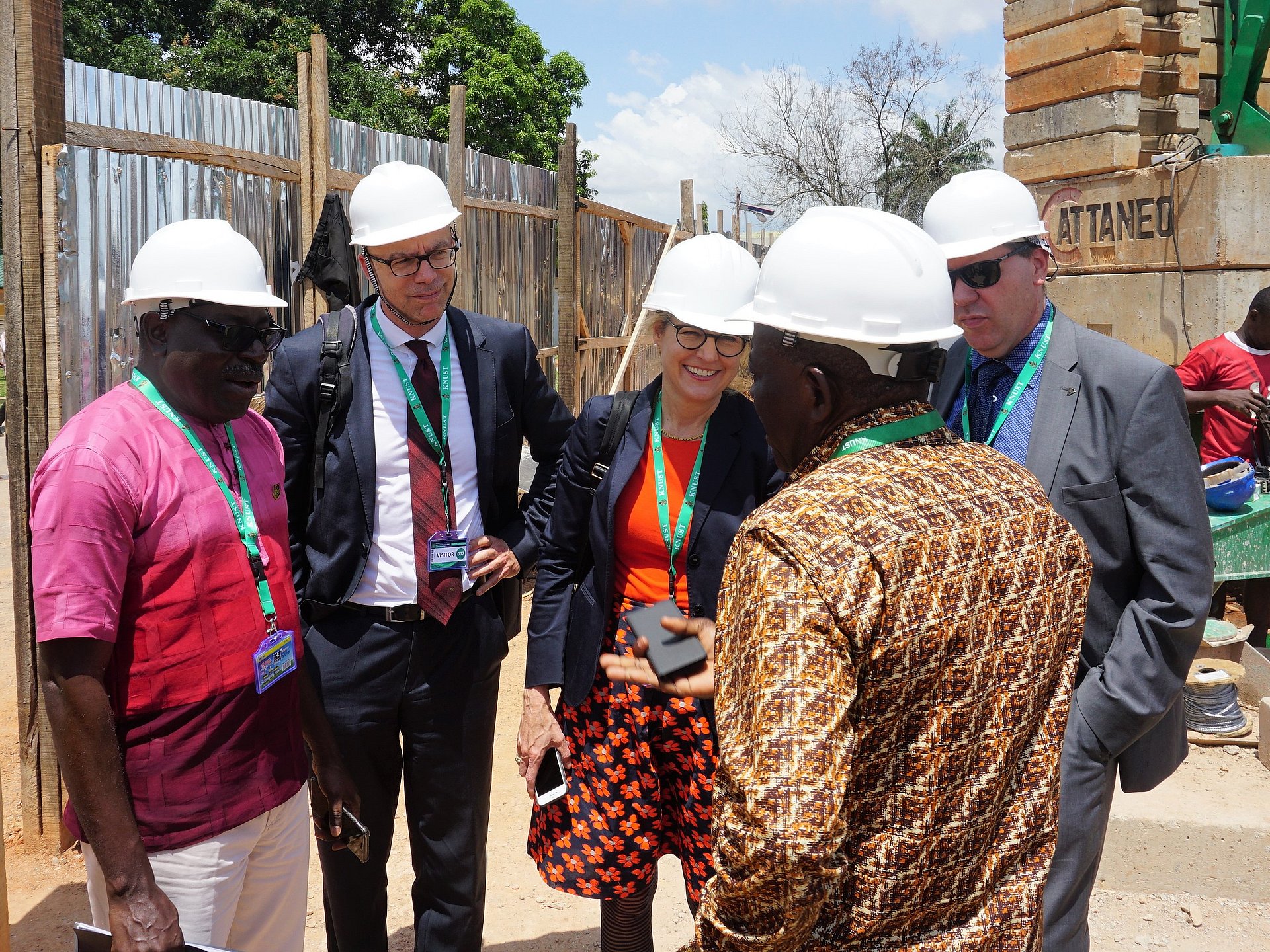 Delegationsbesuch mit TUM-Vizepräsidentin Prof. Juliane Winkelmann (Mitte) auf der Baustelle für das College of Art & Built Environment der Kwame Nkrumah University of Science and Technology (KNUST) in Ghana im Jahr 2018.