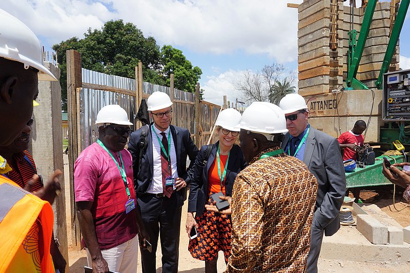 Delegationsbesuch mit TUM-Vizepräsidentin Prof. Juliane Winkelmann (Mitte) auf der Baustelle für das College of Art & Built Environment der Kwame Nkrumah University of Science and Technology (KNUST) in Ghana im Jahr 2018.