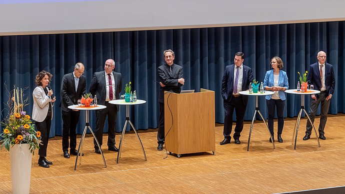 Gründungsfeier der TUM School of Natural Science am Campus Graching; vLnR: Prof. Dr. Elisa Resconi (Physik), Prof. Dr. Matthias Rief (Biosciences), Prof. Dr. Tom Nilges, Prof. Dr. Johannes Barth (Dekan), Prof. Dr. Thomas Brück (Forschung und Innovation Gründungsfeier der TUM School of Natural Sciences