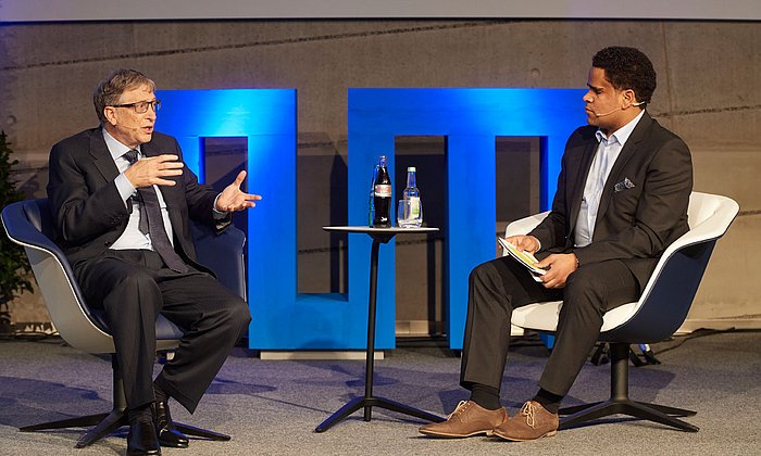 Bill Gates and student Nicki Weber discussing development policy at the TUM Speakers Series. (Photo: Heddergott / TUM)