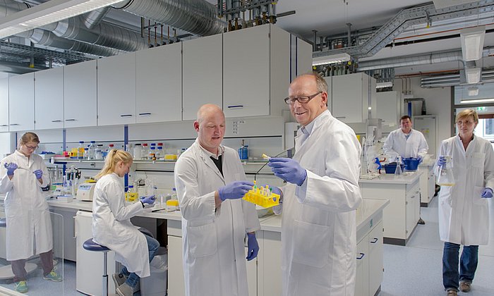Prof. Percy Knolle (Mitte) sucht mit seinem Team am Institut für Molekulare Immunologie unter anderem nach neuen Mechanismen der Immundiagnostik. (Bild: A. Heddergott / TUM)