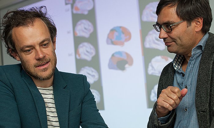 Dr. Valentin Riedl (links), Forschungsgruppenleiter in der Abteilung für Neuroradiologie am TUM Universitätsklinikum rechts der Isar, mit seinem Kollegen Dr. Christian Sorg. (Bild: K. Bauer / TUM)