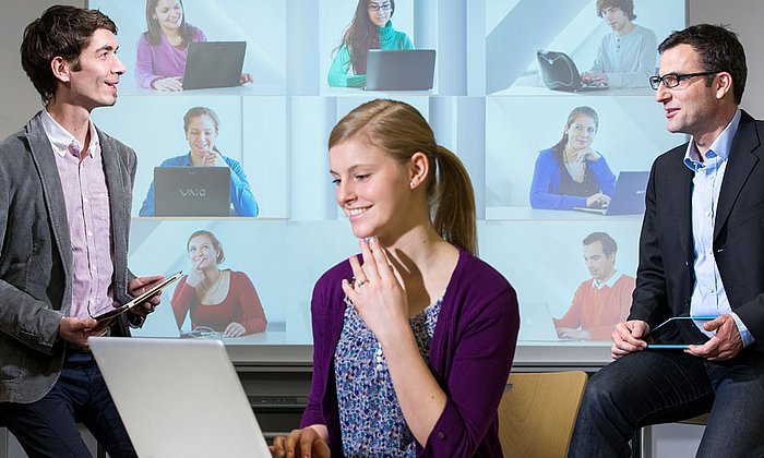 Studierende nutzen am Laptop ein E-Learning-Werkzeug.