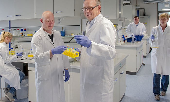 Prof. Percy Knolle (Mitte) und sein Team im Institut für Molekulare Immunologie / Experimentelle Onkologie.