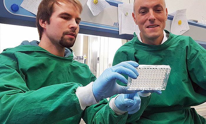 Dr. Johannes Lehmann (left) and Prof. Stephan A. Sieber examine test results on the antibacterial effect of various substances. (Foto: Christian Fetzer / TUM)