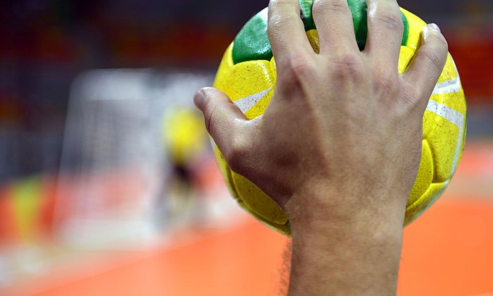 Eine Hand hält einen Handball.