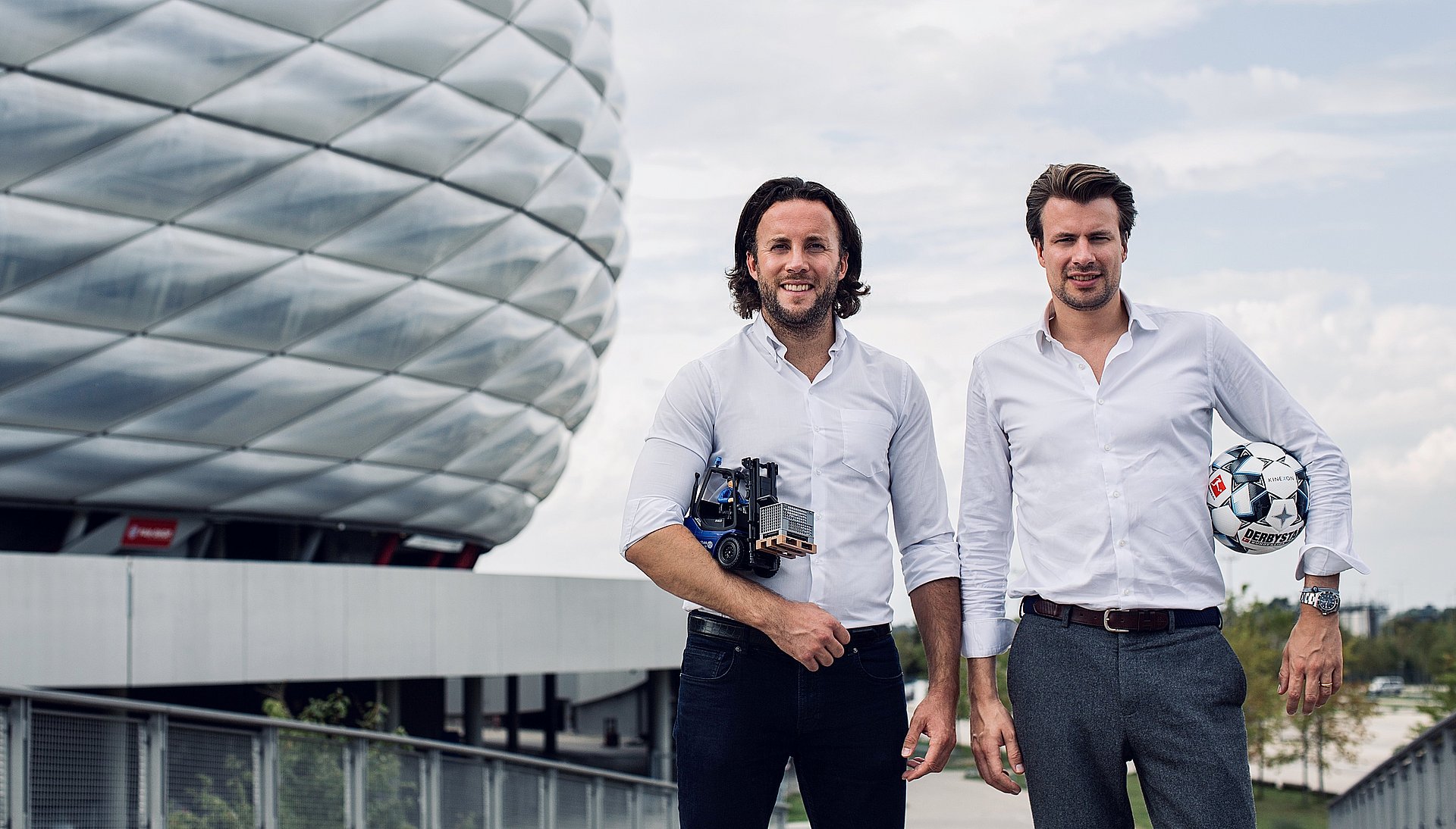 Die Kinexon-Gründer Dr. Oliver Trinchera (l.) und Dr. Alexander Hüttenbrink (hier noch mit einem älteren Ball) haben die Sensortechnologie für den EM-Ball entwickelt. Die Kinexon-Gründer Dr. Oliver Trinchera und Dr. Alexander Hüttenbrink.
