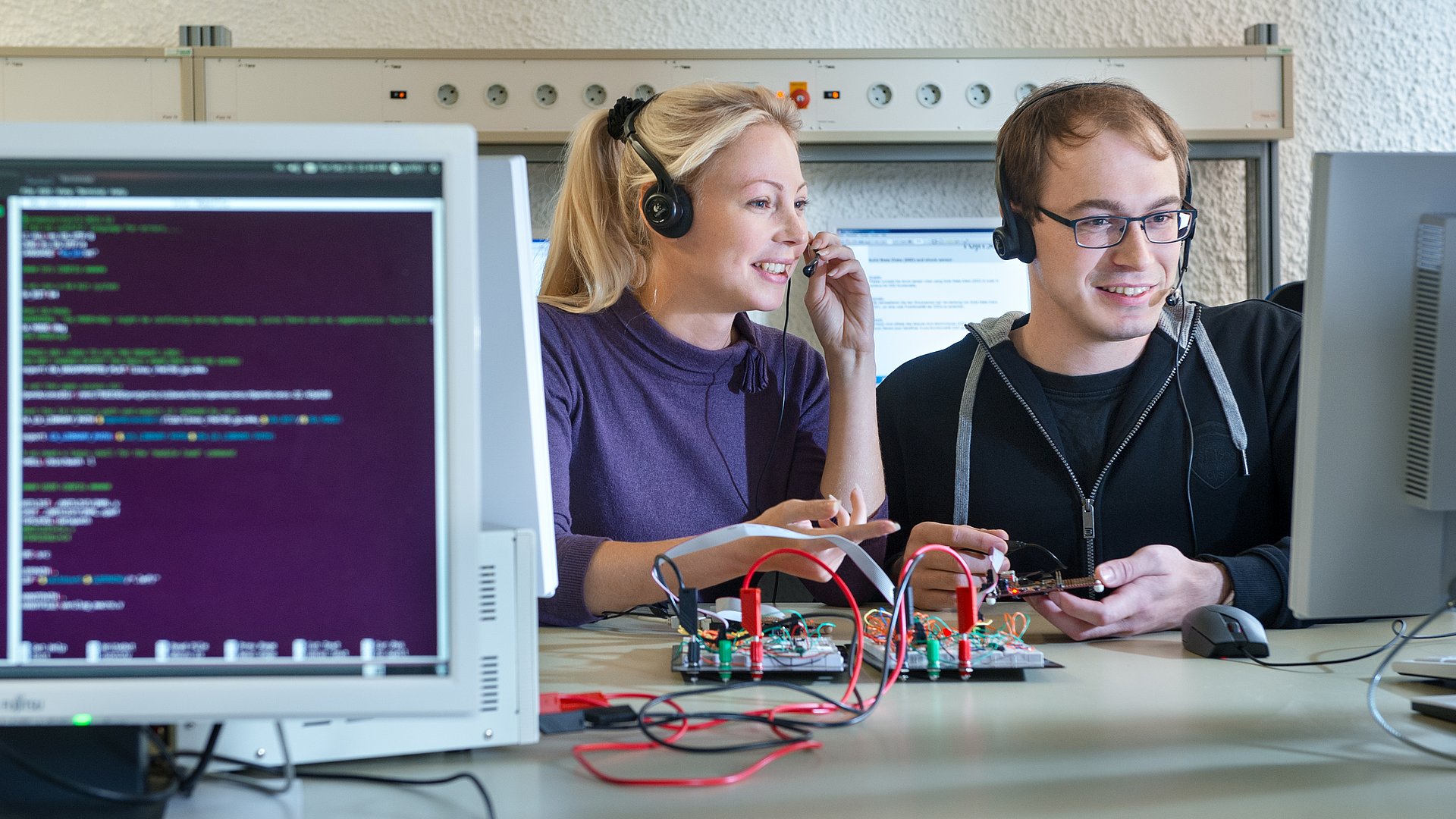 Eine Wissenschaftlerin und ein Wissenschaftler im Labor der Elektro- und Informationstechnik.