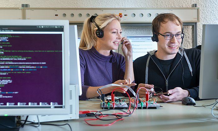 Eine Wissenschaftlerin und ein Wissenschaftler im Labor der Elektro- und Informationstechnik.