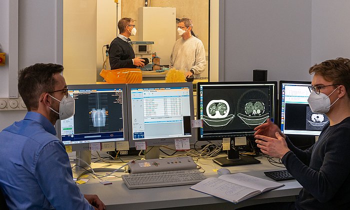 Prof. Dr. Franz Pfeiffer (back, left), Professor for Biomedical Physics, and his team have developed a prototype of a clinical CT scanner which combines dark-field and conventional X-ray technology (back right: Dr. Thomas Koehler, front left: Clemens Schmid, front right: Manuel Viermetz).