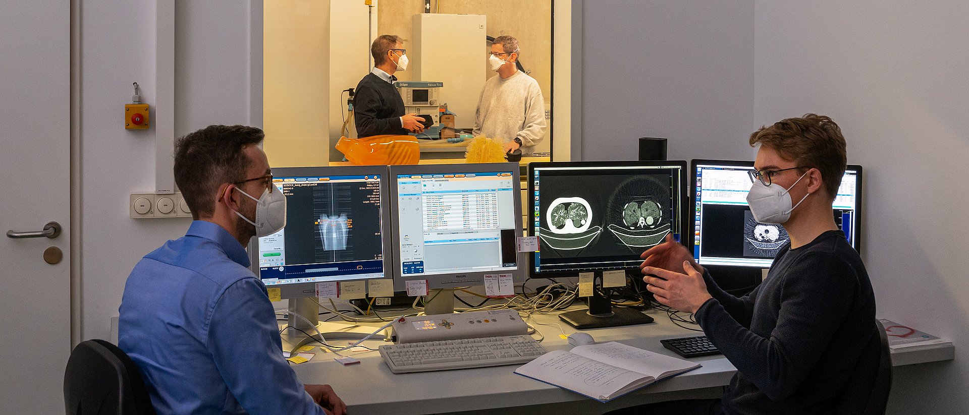 Prof. Dr. Franz Pfeiffer (back, left), Professor for Biomedical Physics, and his team have developed a prototype of a clinical CT scanner which combines dark-field and conventional X-ray technology (back right: Dr. Thomas Koehler, front left: Clemens Schmid, front right: Manuel Viermetz).