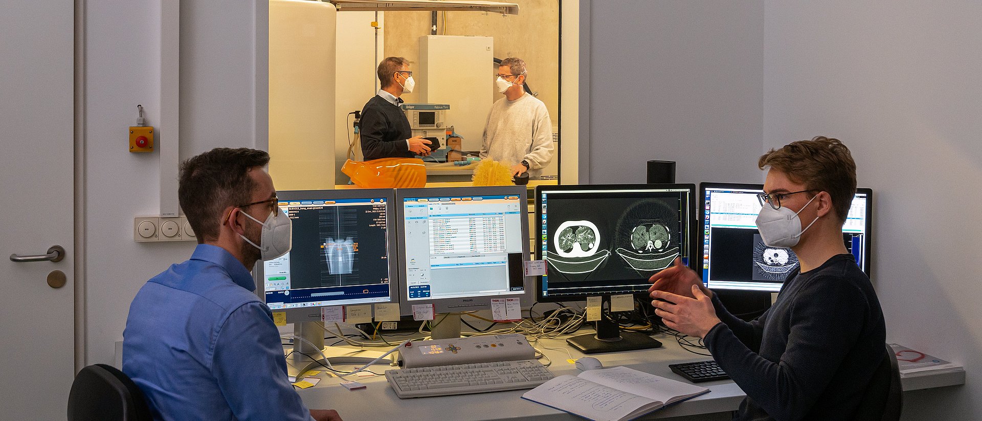 Prof. Dr. Franz Pfeiffer (hinten links), Professor für Biomedizinische Physik, und sein Team kombinieren in einem Prototyp klassische Röntgen-Computertomographie und Dunkelfeld-Röntgenverfahren (hinten rechts: Dr. Thomas Koehler, vorne links: Clemens Schmid, vorne rechts: Manuel Viermetz).