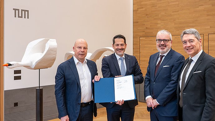 Prof. Reinhold Mayer, chairman of the foundation, TUM President Prof. Thomas F. Hofmann, dean Prof. Christoph Kaserer and Prof. Joachim Weber, member of the foundation's advisory board, after signing the agreement.