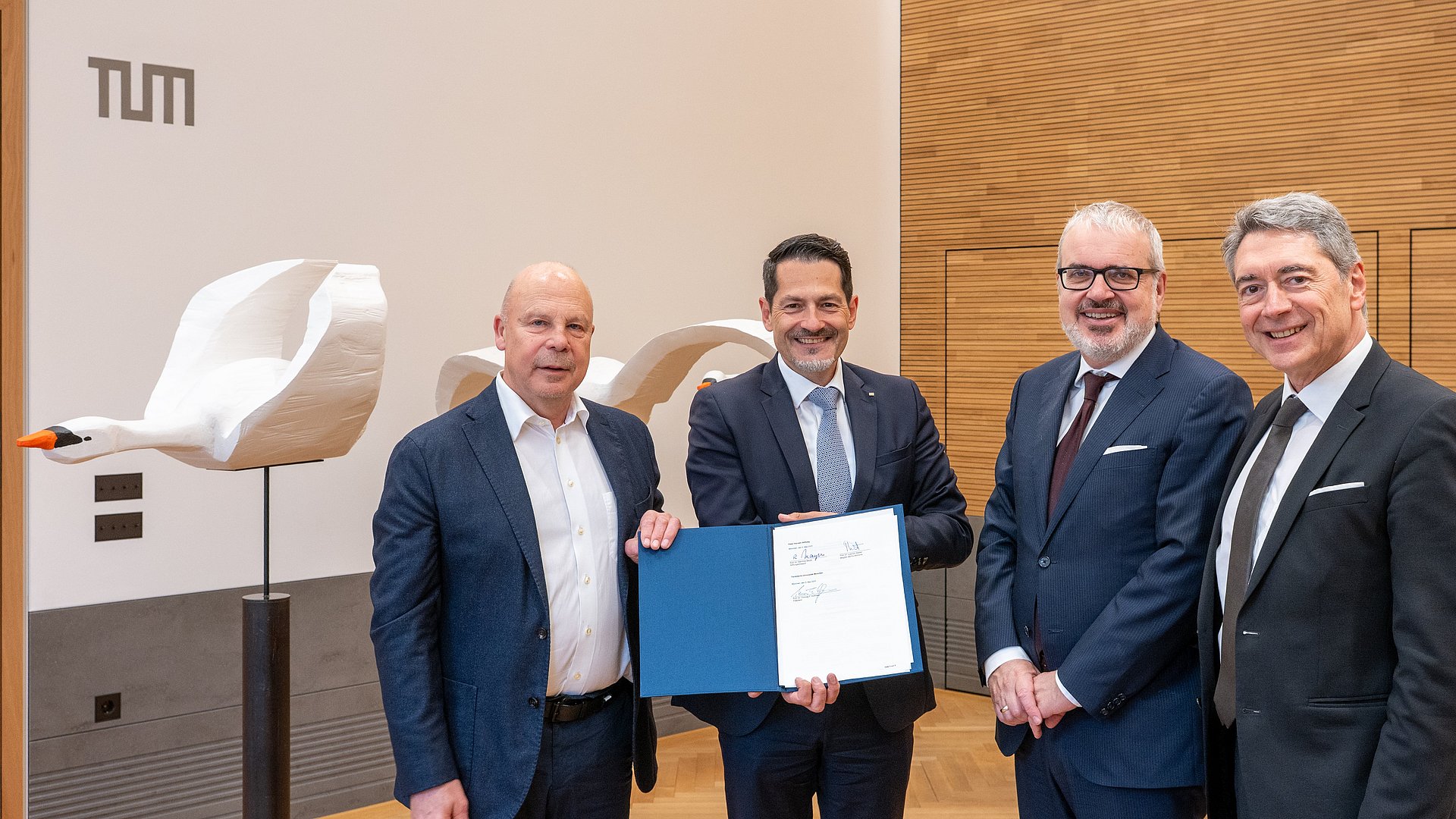 Vertragsunterzeichnung „Péter Horváth-Stiftungsprofessur für Controlling und KI“; vLnR: Prof. Dr. Reinhold Mayer, Stiftungsvorstand Péter Horváth-Stiftung, TU Präsident Prof Thomas Hofmann, Dekan Prof Christoph Kaserer, Prof. Dr. Joachim Weber, Stiftungsvorstand Prof. Reinhold Mayer, TUM-Präsident Prof. Thomas F. Hofmann, Dekan Prof. Christoph Kaserer und Prof. Joachim Weber, Mitglied des Stiftungskuratoriums, nach der Vertragsunterzeichnung.