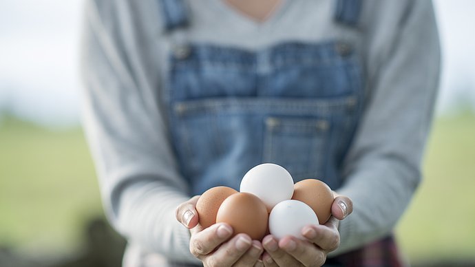 Bäuerin mit Eiern in der Hand